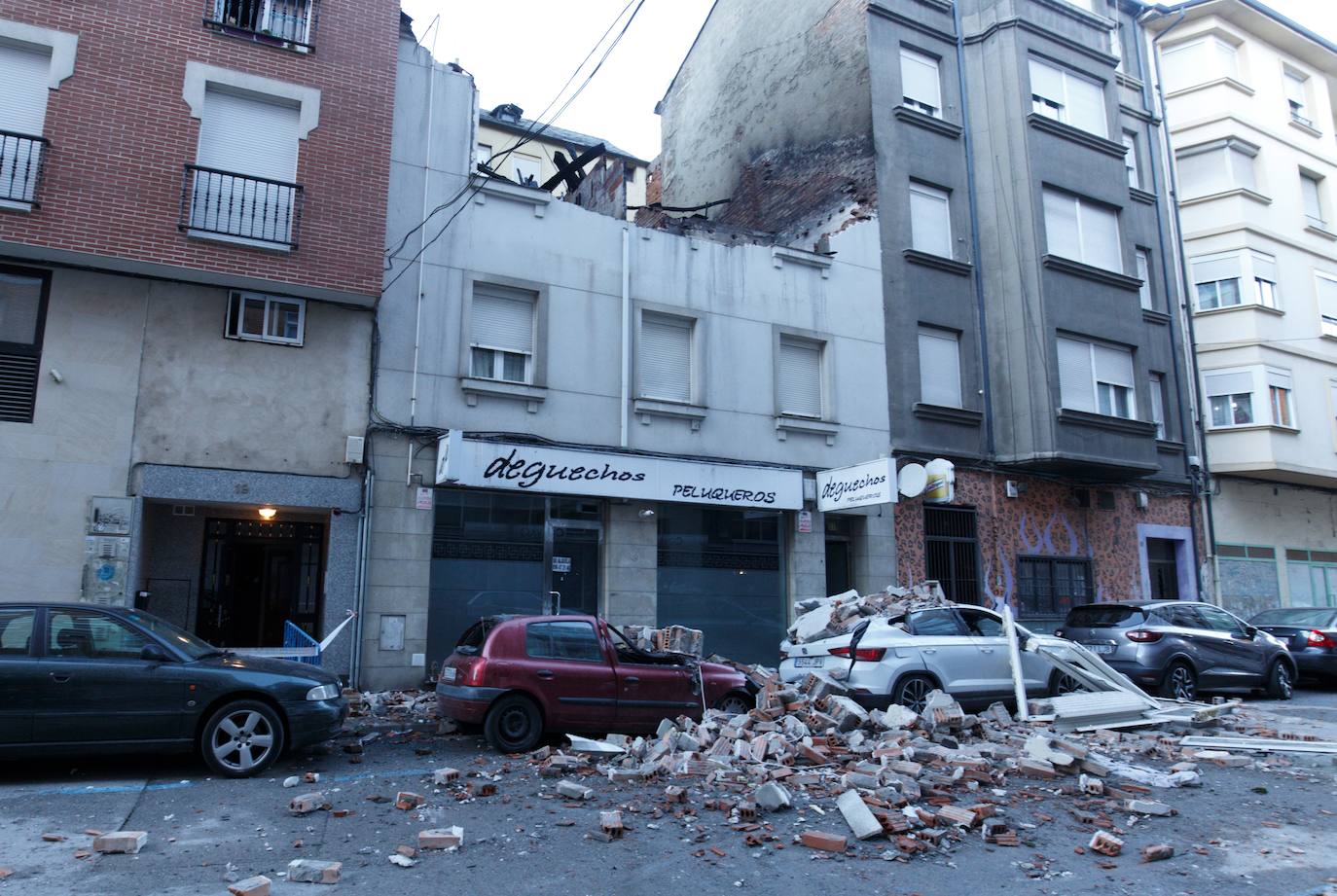 La voladura intencionada de una vivienda que iba a ser desahuciada destroza un inmueble en Ponferrada. Los hechos han ocurrido esta madurgada en la capital berciana y obligó a desalojar por unas horas a los vecinos de las casas colindantes. La explosión de una bombona de gas, a manos del único inquilino y residente en el inmueble, ha causado daños en al menos dos plantas del edificio y cuatro vehículos. 