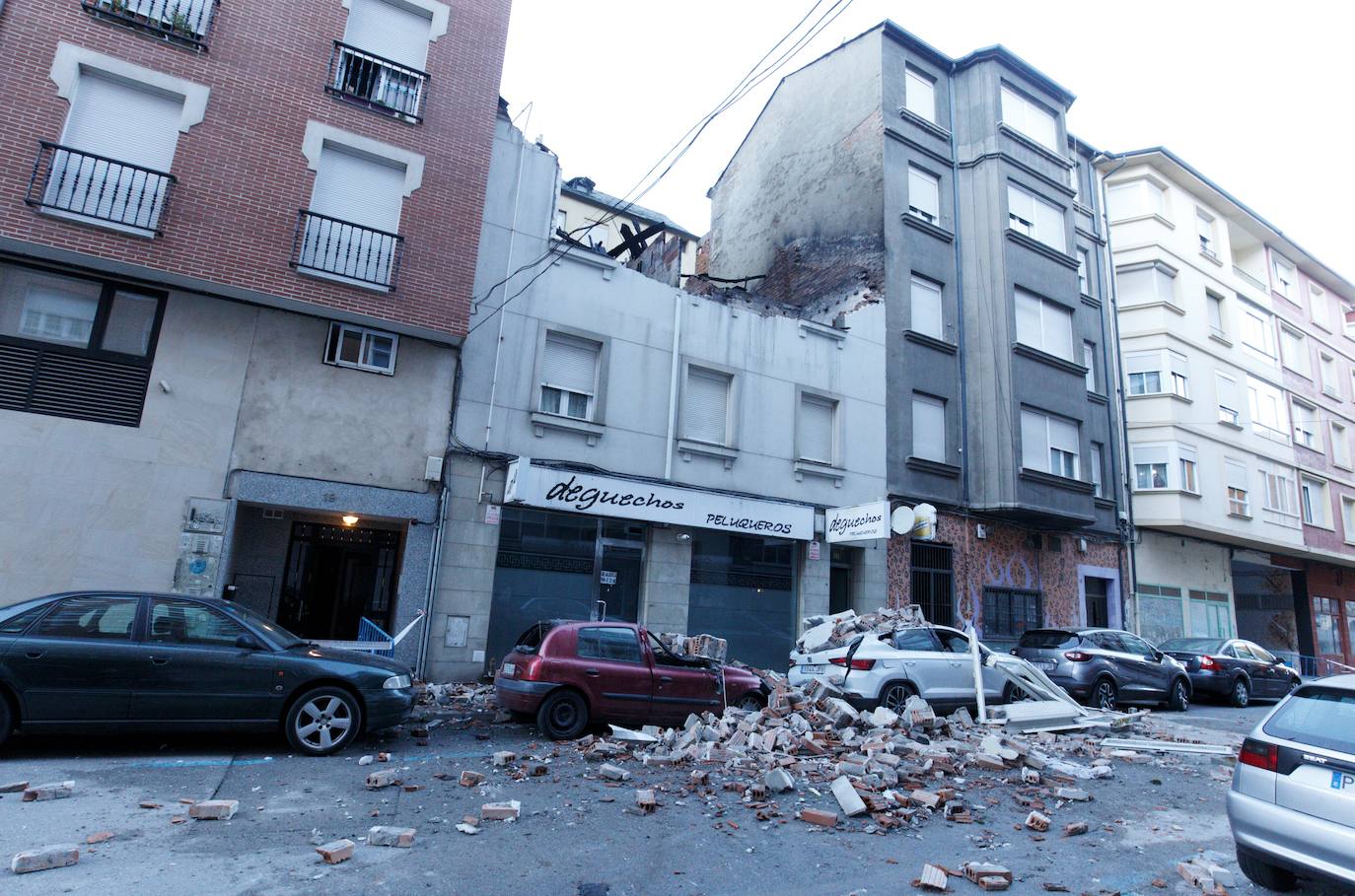 La voladura intencionada de una vivienda que iba a ser desahuciada destroza un inmueble en Ponferrada. Los hechos han ocurrido esta madurgada en la capital berciana y obligó a desalojar por unas horas a los vecinos de las casas colindantes. La explosión de una bombona de gas, a manos del único inquilino y residente en el inmueble, ha causado daños en al menos dos plantas del edificio y cuatro vehículos. 