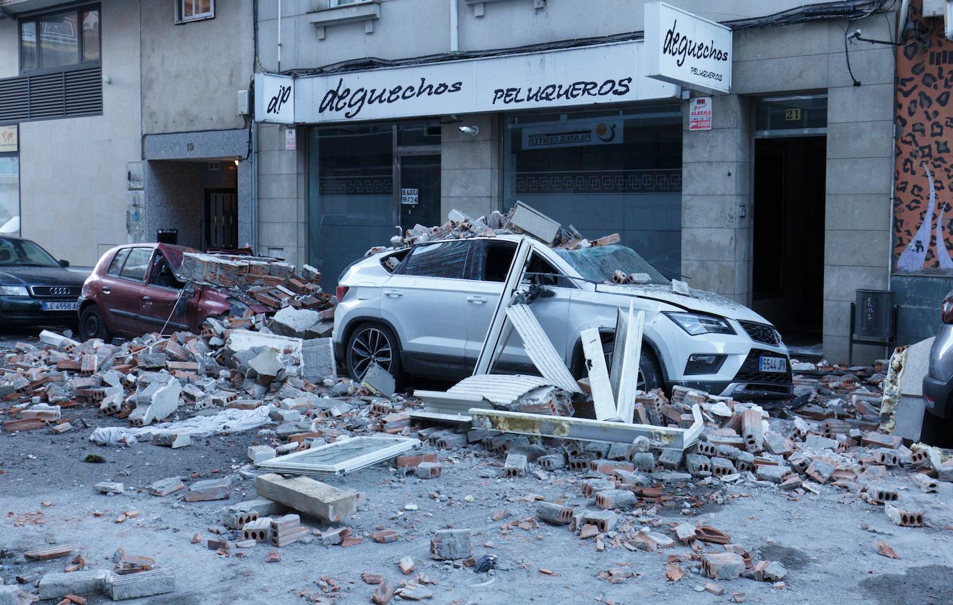 La voladura intencionada de una vivienda que iba a ser desahuciada destroza un inmueble en Ponferrada. Los hechos han ocurrido esta madurgada en la capital berciana y obligó a desalojar por unas horas a los vecinos de las casas colindantes. La explosión de una bombona de gas, a manos del único inquilino y residente en el inmueble, ha causado daños en al menos dos plantas del edificio y cuatro vehículos. 