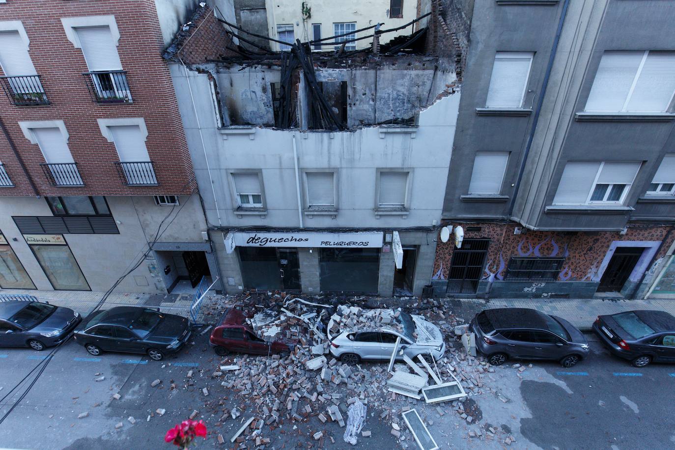 La voladura intencionada de una vivienda que iba a ser desahuciada destroza un inmueble en Ponferrada. Los hechos han ocurrido esta madurgada en la capital berciana y obligó a desalojar por unas horas a los vecinos de las casas colindantes. La explosión de una bombona de gas, a manos del único inquilino y residente en el inmueble, ha causado daños en al menos dos plantas del edificio y cuatro vehículos. 