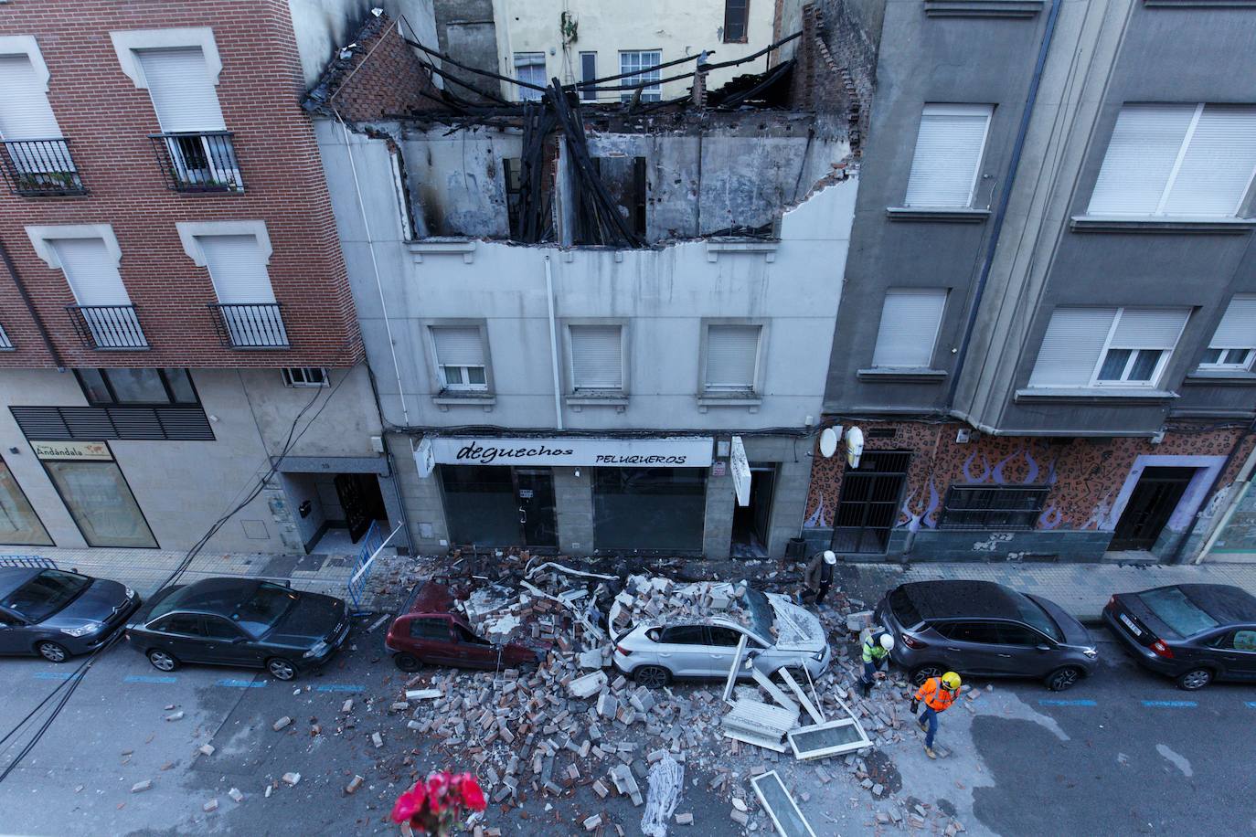 La voladura intencionada de una vivienda que iba a ser desahuciada destroza un inmueble en Ponferrada. Los hechos han ocurrido esta madurgada en la capital berciana y obligó a desalojar por unas horas a los vecinos de las casas colindantes. La explosión de una bombona de gas, a manos del único inquilino y residente en el inmueble, ha causado daños en al menos dos plantas del edificio y cuatro vehículos. 