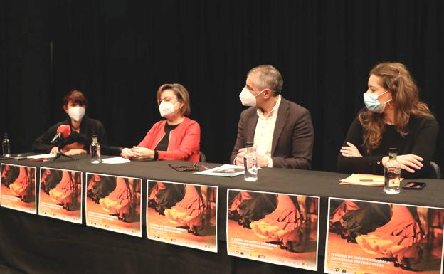 De izquierda a derecha, Julia Franco, organizadora del Curso de Música Española, Evelia Fernández, concejala de Cultura del Ayuntamiento de León, Isidoro Martínez, vicerrector de responsabilidad social, cultural y deportes y Ester Muñoz, delegada territorial de la Junta de Castilla y León. 