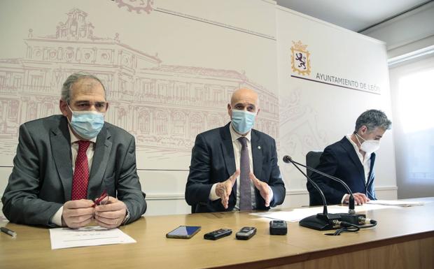 Vicente Canuria, José Antonio Diez y Carmelo Alonso durante la rueda de prensa en la que han detallado el proyecto para los mercados y el comercio local. 