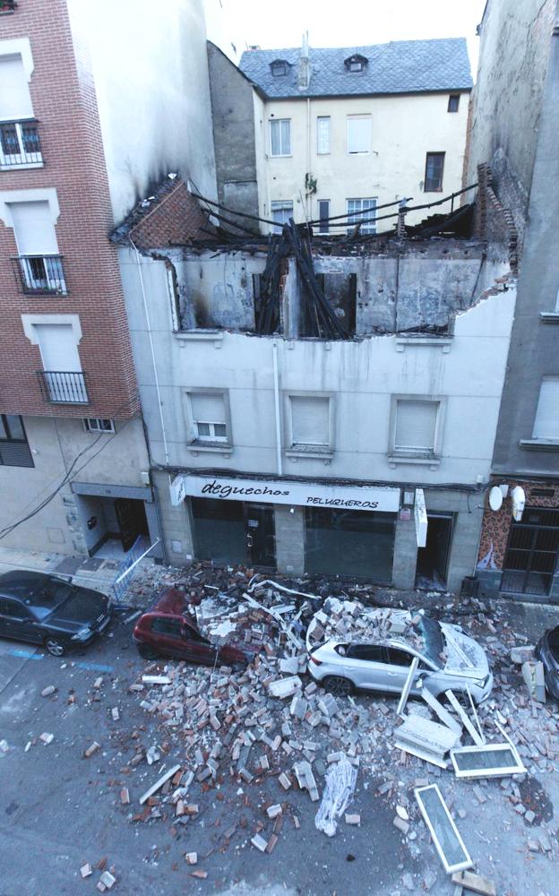 Desperfectos en la calle Alcón de Ponferrada tras el siniestro de esta madrugada. En la imagen se aprecia cómo la deflagración provocó la voladura del segundo piso y el bajocubierta del inmueble.