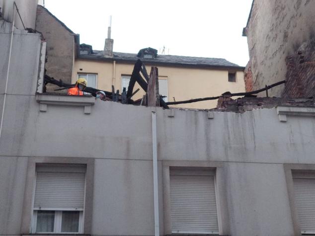 La voladura intencionada de una vivienda que iba a ser desahuciada destroza un inmueble en Ponferrada. Los hechos han ocurrido esta madurgada en la capital berciana y obligó a desalojar por unas horas a los vecinos de las casas colindantes. La explosión de una bombona de gas, a manos del único inquilino y residente en el inmueble, ha causado daños en al menos dos plantas del edificio y cuatro vehículos. 