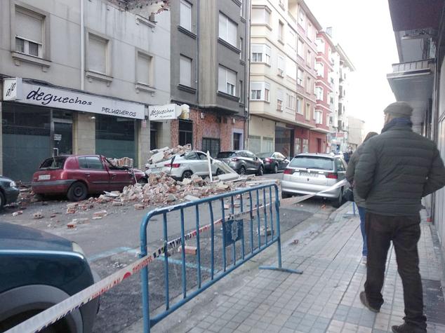 La voladura intencionada de una vivienda que iba a ser desahuciada destroza un inmueble en Ponferrada. Los hechos han ocurrido esta madurgada en la capital berciana y obligó a desalojar por unas horas a los vecinos de las casas colindantes. La explosión de una bombona de gas, a manos del único inquilino y residente en el inmueble, ha causado daños en al menos dos plantas del edificio y cuatro vehículos. 