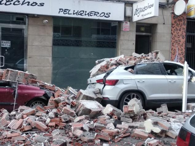 La voladura intencionada de una vivienda que iba a ser desahuciada destroza un inmueble en Ponferrada. Los hechos han ocurrido esta madurgada en la capital berciana y obligó a desalojar por unas horas a los vecinos de las casas colindantes. La explosión de una bombona de gas, a manos del único inquilino y residente en el inmueble, ha causado daños en al menos dos plantas del edificio y cuatro vehículos. 