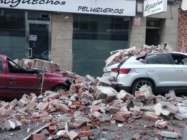 La voladura intencionada de una vivienda que iba a ser desahuciada destroza un inmueble en Ponferrada. Los hechos han ocurrido esta madurgada en la capital berciana y obligó a desalojar por unas horas a los vecinos de las casas colindantes. La explosión de una bombona de gas, a manos del único inquilino y residente en el inmueble, ha causado daños en al menos dos plantas del edificio y cuatro vehículos. 