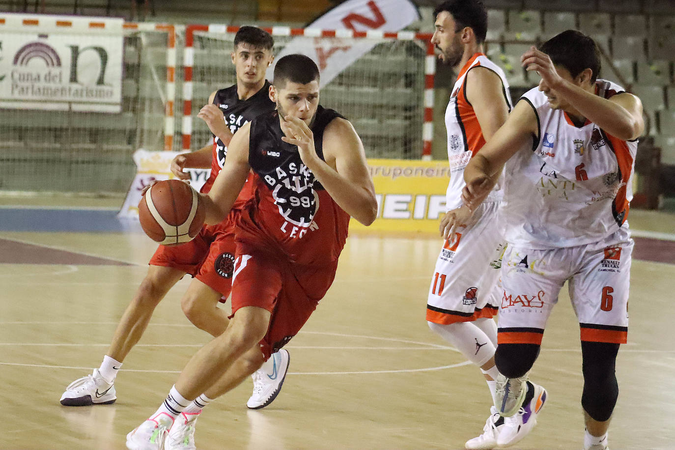 Imagen del duelo de la primera vuelta entre Basket León y Usal La Antigua celebrado en el Palacio de los Deportes de la capital de provincia.