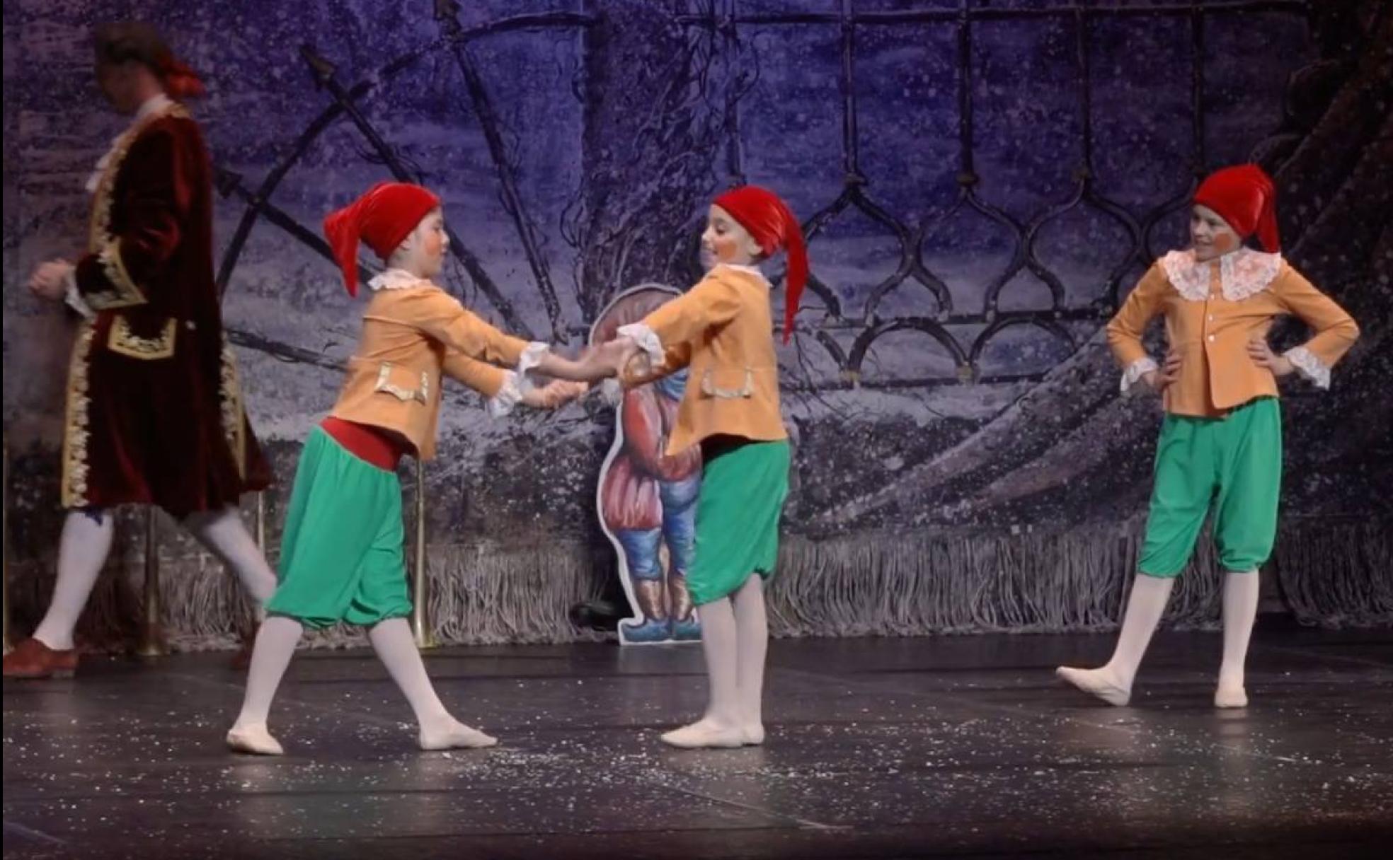 Alumnos de la Escuela de Danza Coppelia de Ponferrada en una actuación con el Ballet Imperial Ruso en 2017.