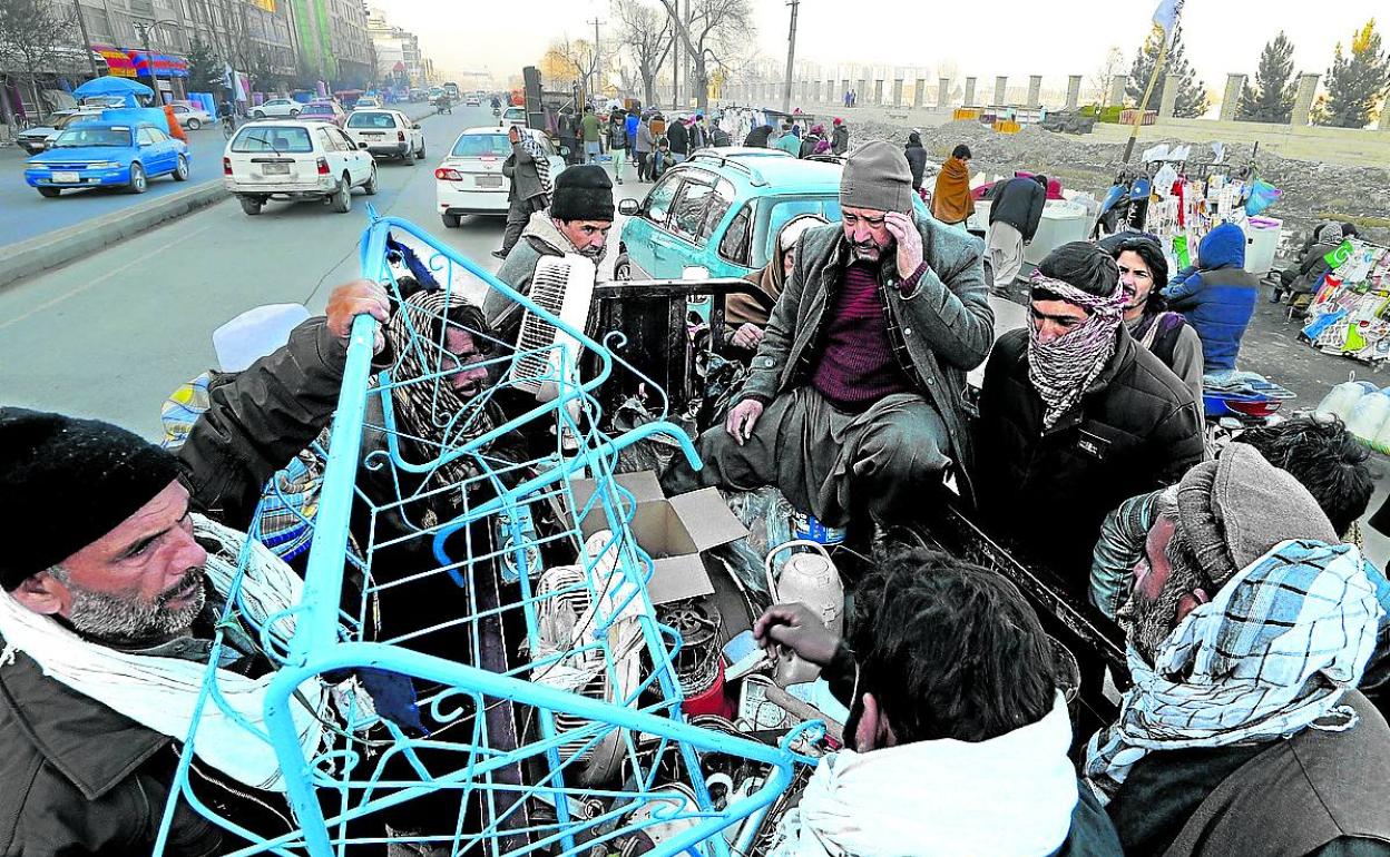 Ciudadanos venden sus propios artículos domésticos en un bazar de Kabul, Afganistán.