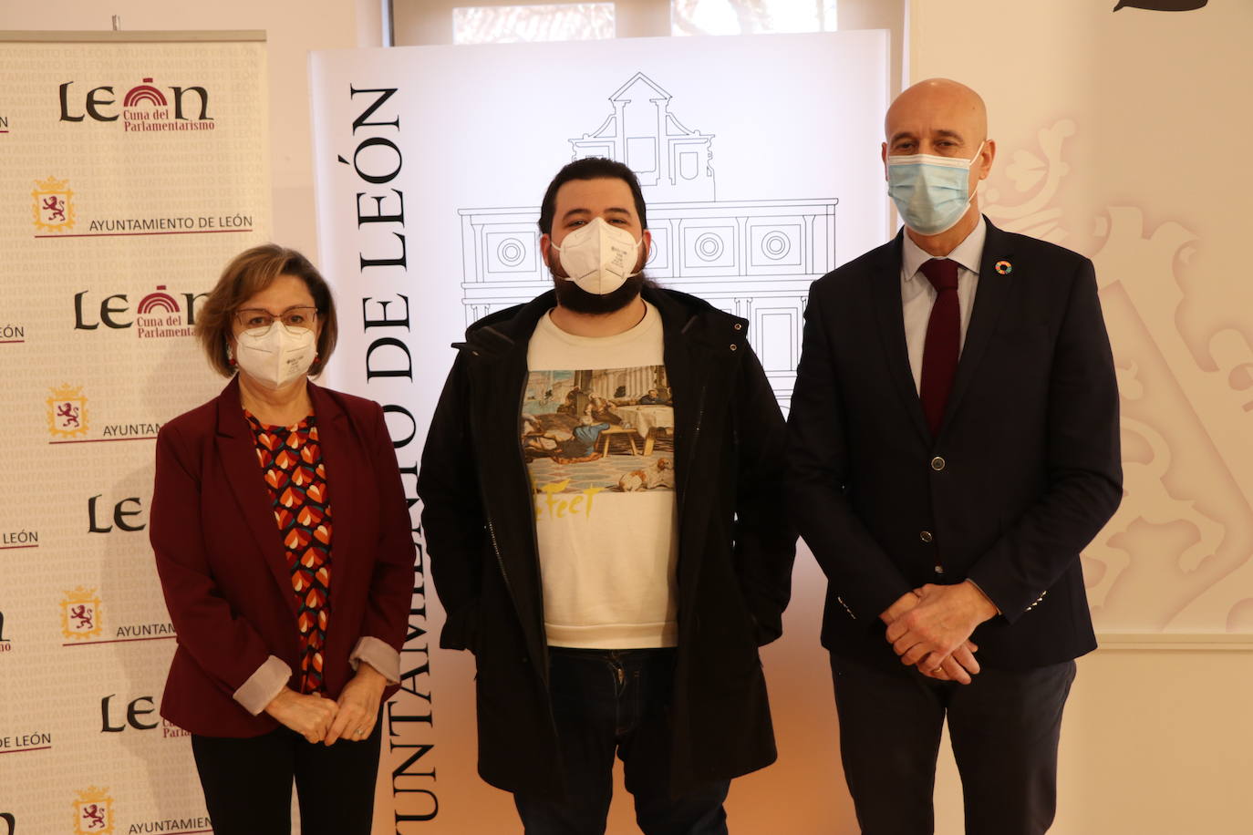 El cineasta leonés participa en dos obras nominadas a los Goya, el documental 'Mamá' y el cortometraje de animación 'Nacer'.