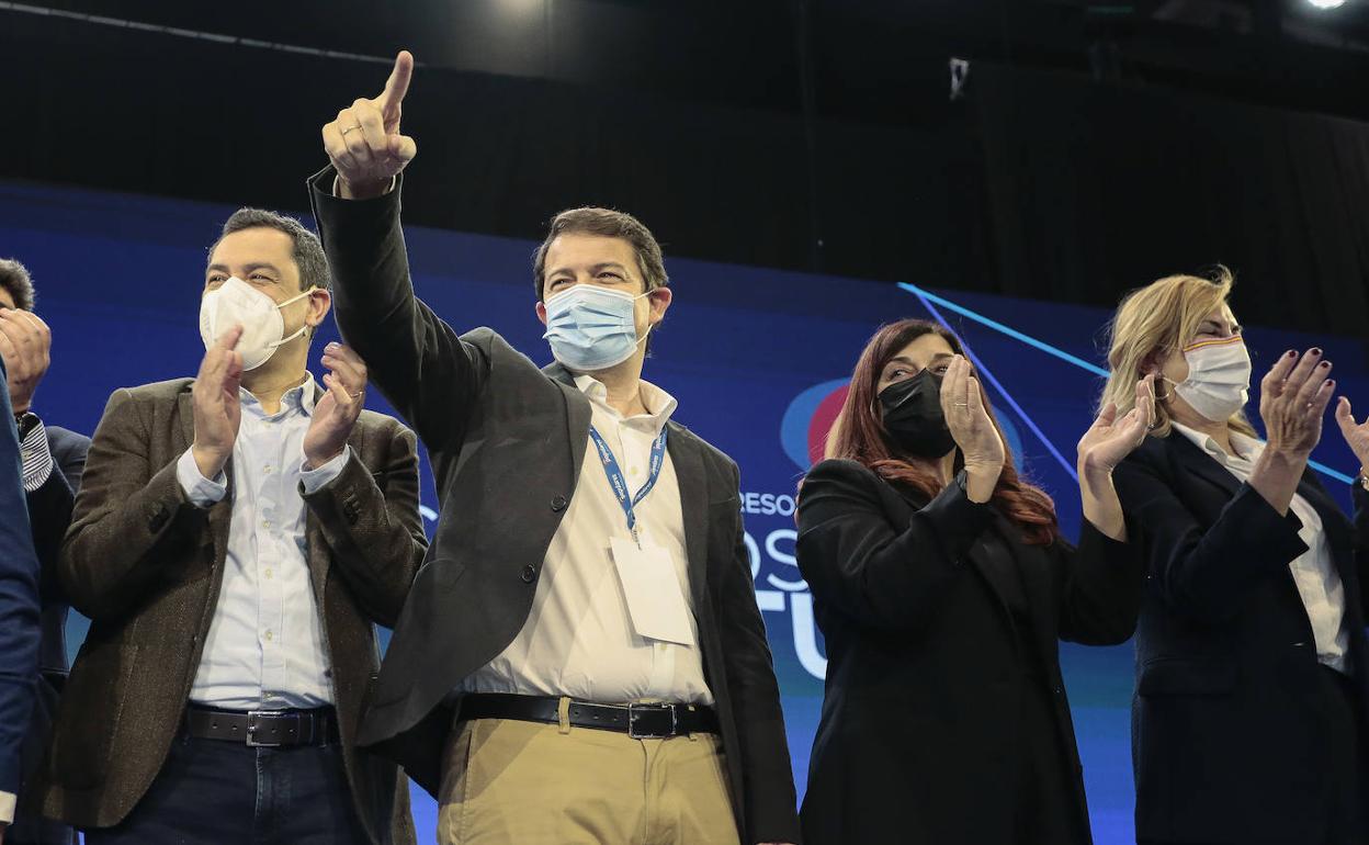 Alfonso Fernández Mañueco posa junto con Juan Manuel Moreno Bonilla e Isabel Díaz Ayuso. 