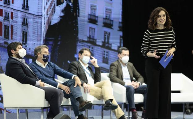 Isabel Díaz Ayuso posa junto al presidente populares de Castilla y León, Alfonso Fernández Mañueco. 