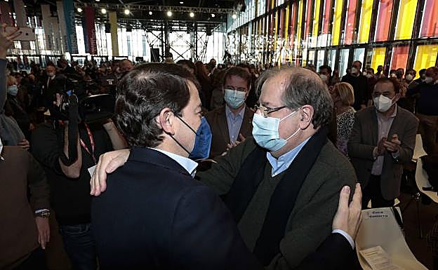 Galería. Mañueco saluda al expresidente popular Juan Vicente Herrera.