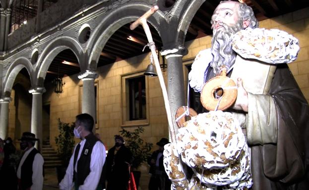 San Antón, ataviado con las roscas ha presidido la tradicional celebración. 