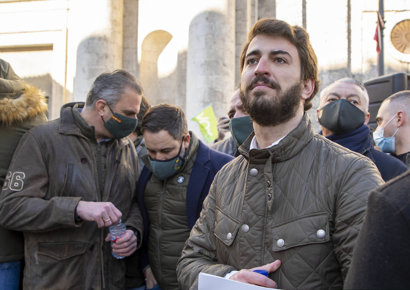 El presidente de Vox, Santiago Abascal; el secretario general, Javier Ortega-Smith, y el candidato a la Junta, Juan García-Gallardo, participan en el acto de presentación de candidaturas a las elecciones autonómicas a las Cortes.