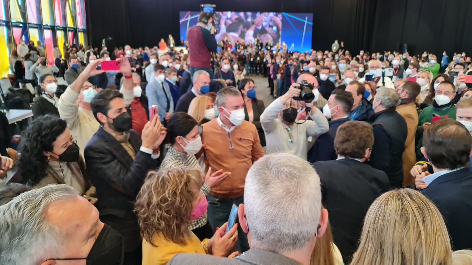 El líder de los populares es recibido entre aplausos por los compormisarios del XIV congreso autonómico del PP quese celebra en el Palacio de Exposiciones de León.