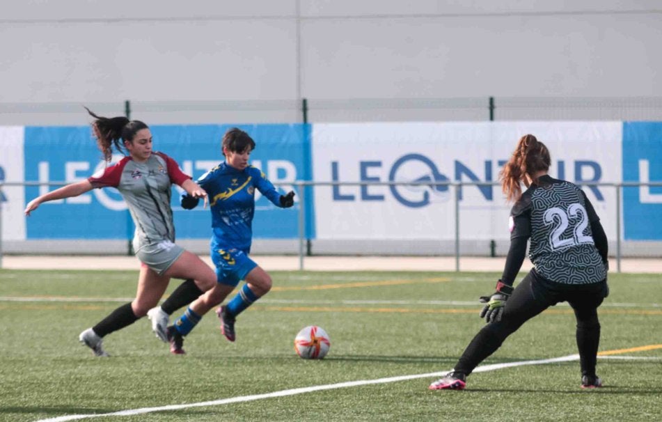 El conjunto leonés se impone al Versalles con goles de Claudia y Paula González .
