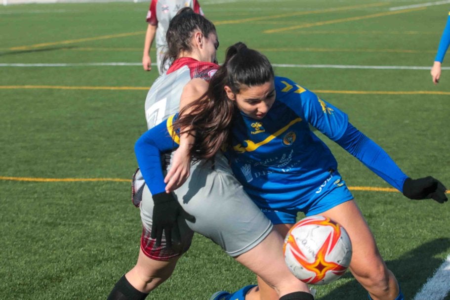 El conjunto leonés se impone al Versalles con goles de Claudia y Paula González .