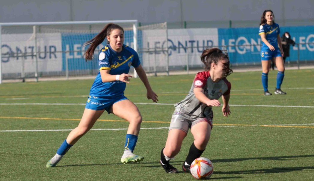 El conjunto leonés se impone al Versalles con goles de Claudia y Paula González .