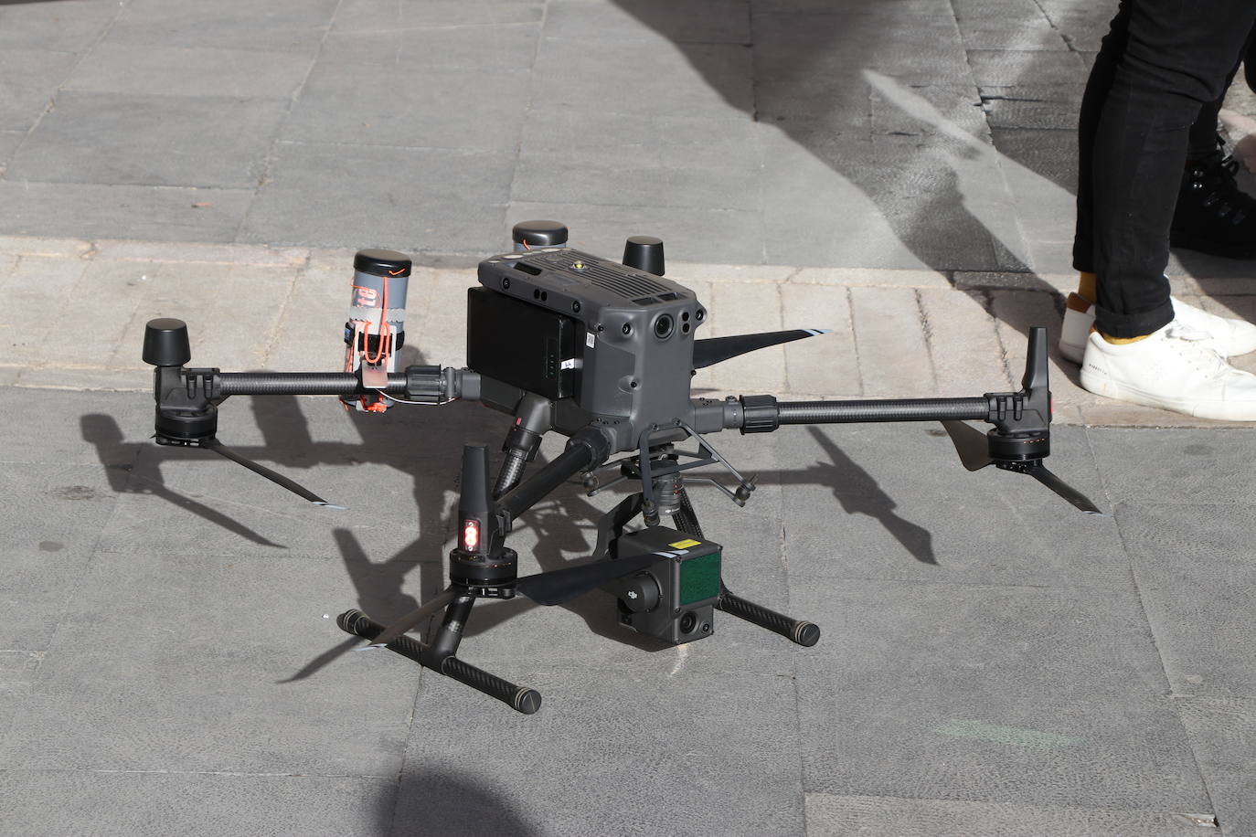 Primer vuelo del dron de Tecnosylva sobre la Catedral de León. 