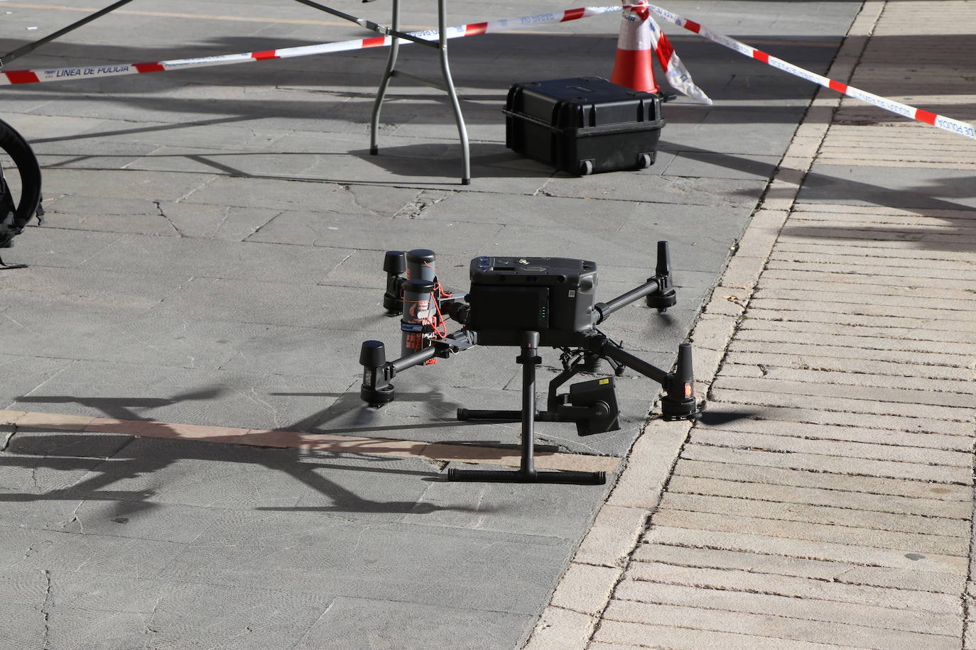 Primer vuelo del dron de Tecnosylva sobre la Catedral de León. 