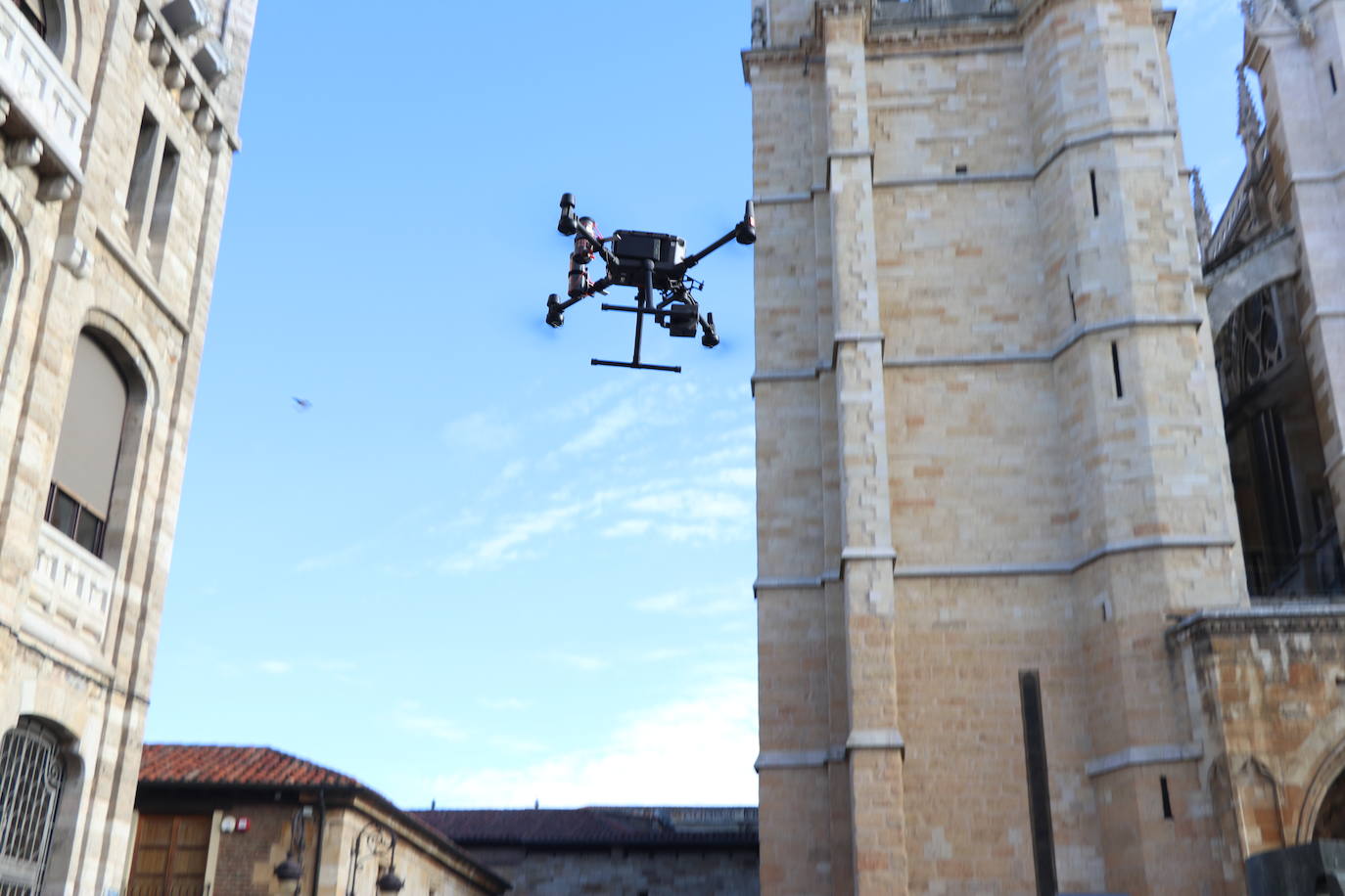 Primer vuelo del dron de Tecnosylva sobre la Catedral de León. 