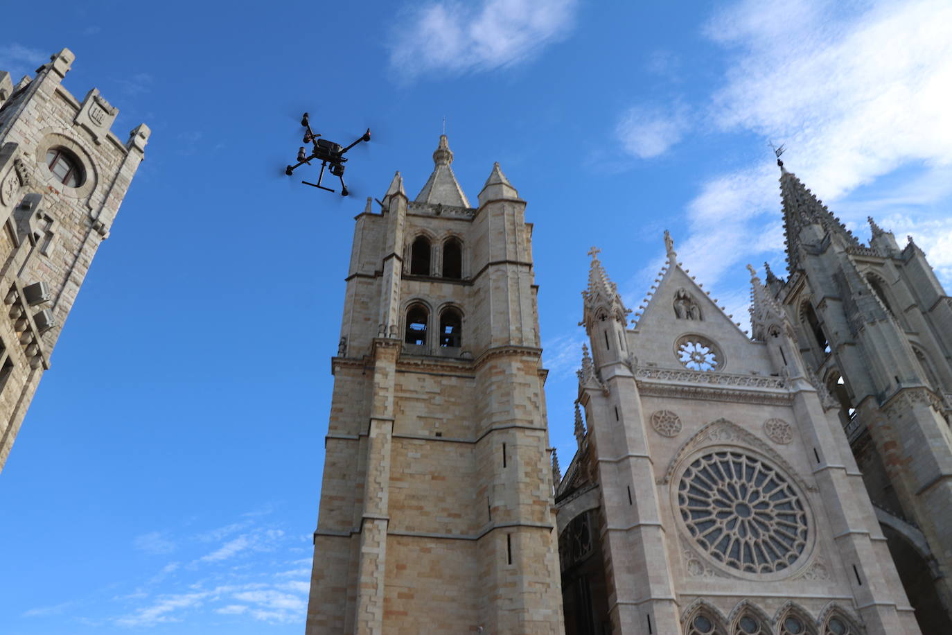 Primer vuelo del dron de Tecnosylva sobre la Catedral de León. 