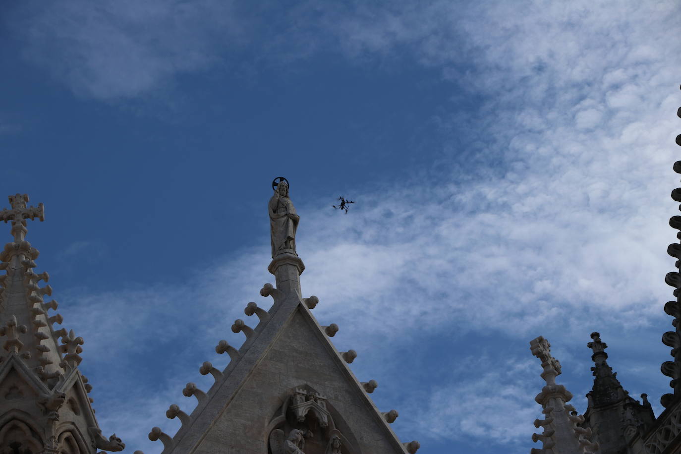 Primer vuelo del dron de Tecnosylva sobre la Catedral de León. 