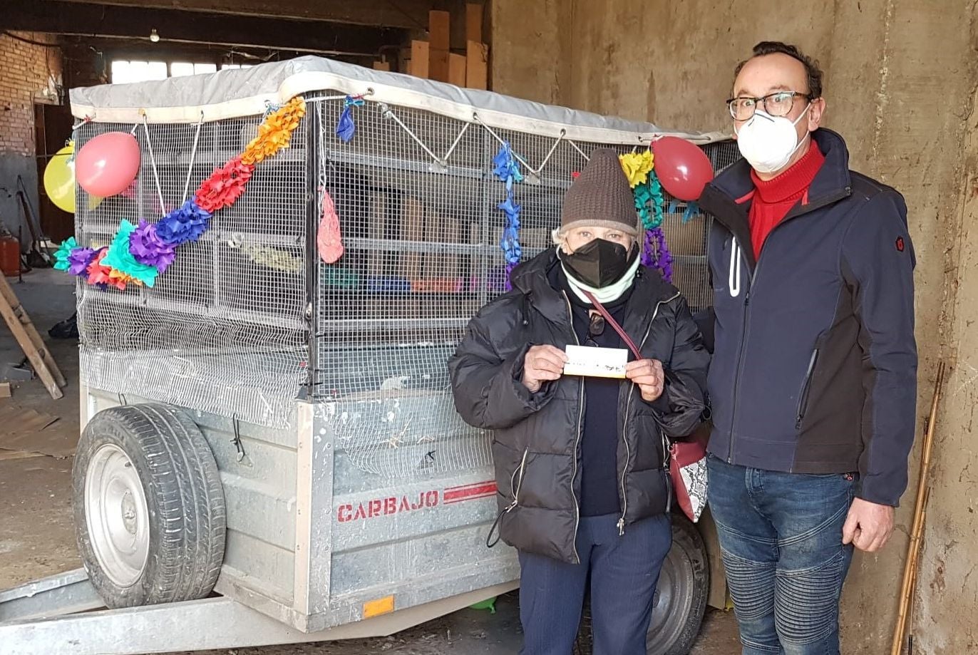 Además del tradicional concurso de cuentos se realizó el sorteo del cerdo de nombre 'PCR negativo' de 230 kilos resultando agracida María Hortensia del Río, vecina de Castrotierra de la Valduerna.