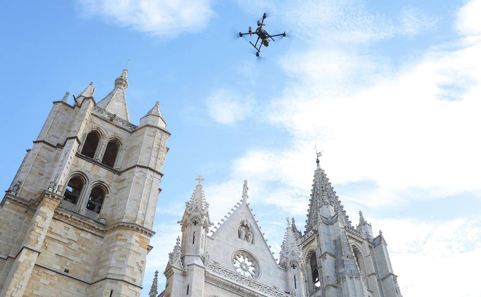 El dron de Tecnosylva sobrevuela la Catedral de León para realizar la primera reconstrucción 3D de un edificio con la tecnología Lidar.