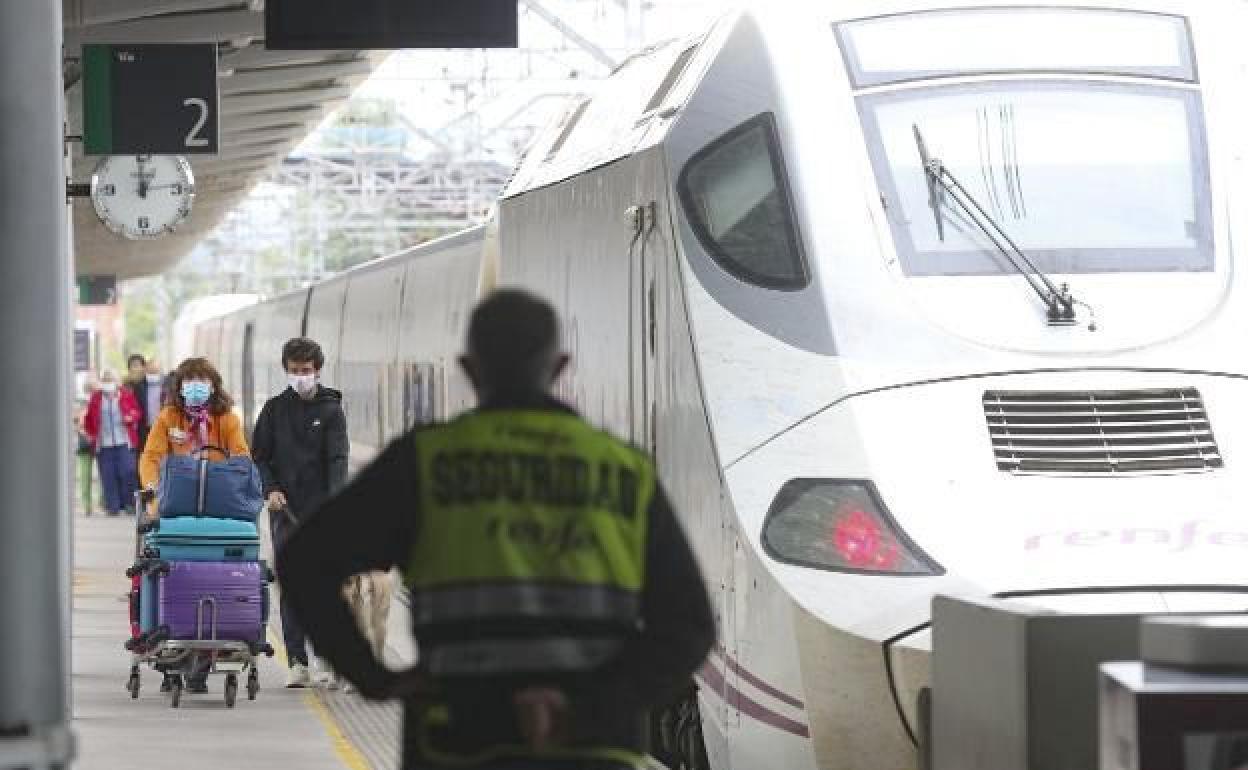 Pasajeros de un tren Alvia procedente de León a su llegada a la estación de provisional de Sanz Crespo, en Gijón. 