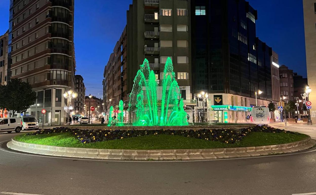 La fuente de la Plaza de Lazúrtegui se iluminó en verde para concienciar a la sociedad sobre la enfermedad de Perthes.