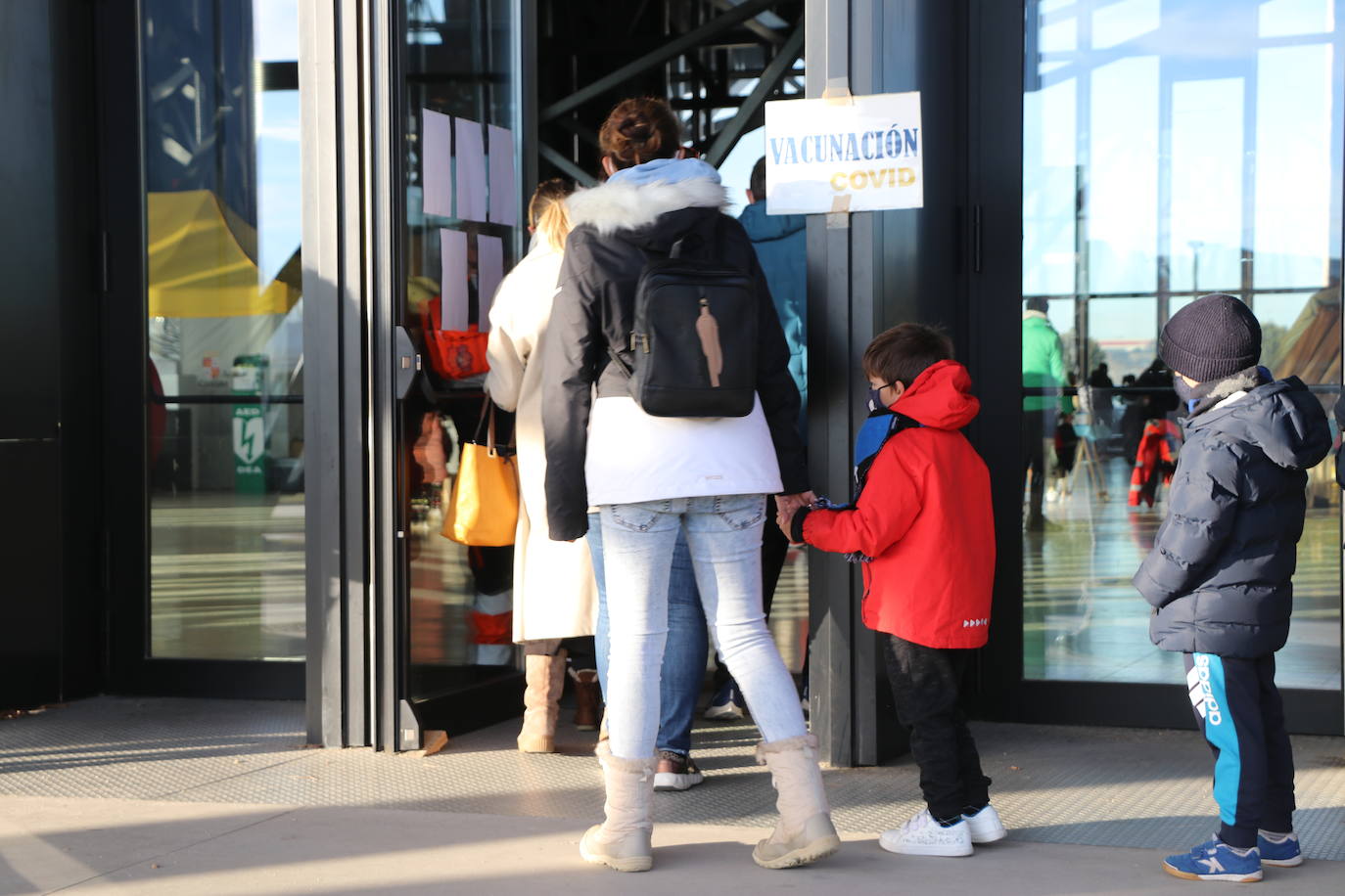 Centenares de niños han pasado por el Palacio de Exposiciones para llegar al tope de edad permitida para recibir su dosis pediátrica.