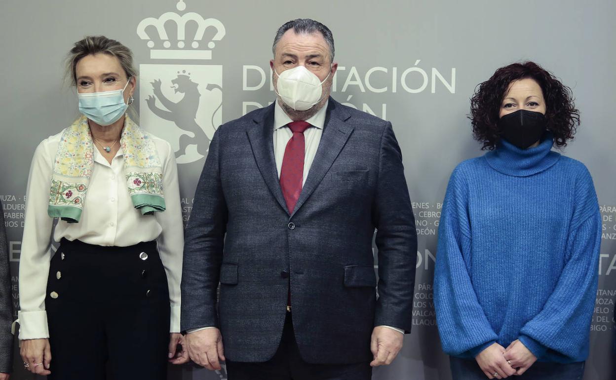 El presidente de la Diputación de León, Eduardo Morán, en el centro de la imagen.