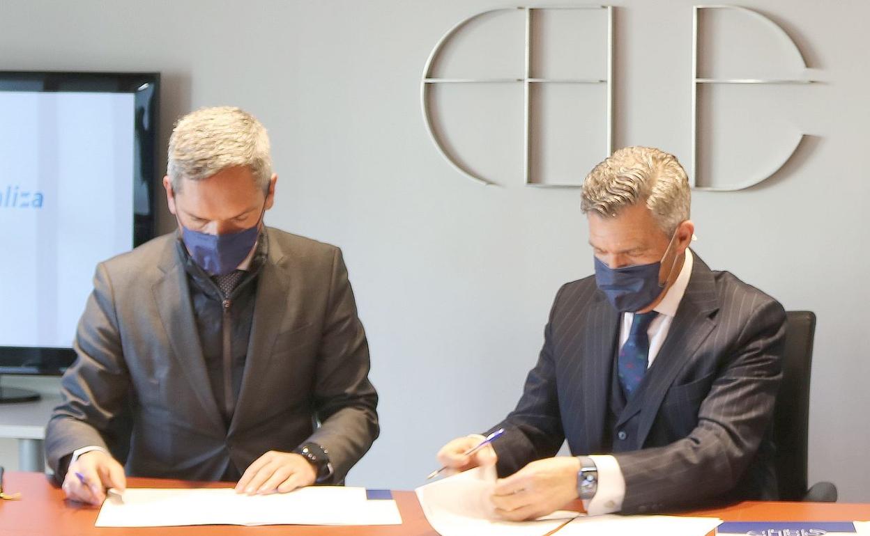 Un instante de la firma del acuerdo entre Fele y Caixabank. 
