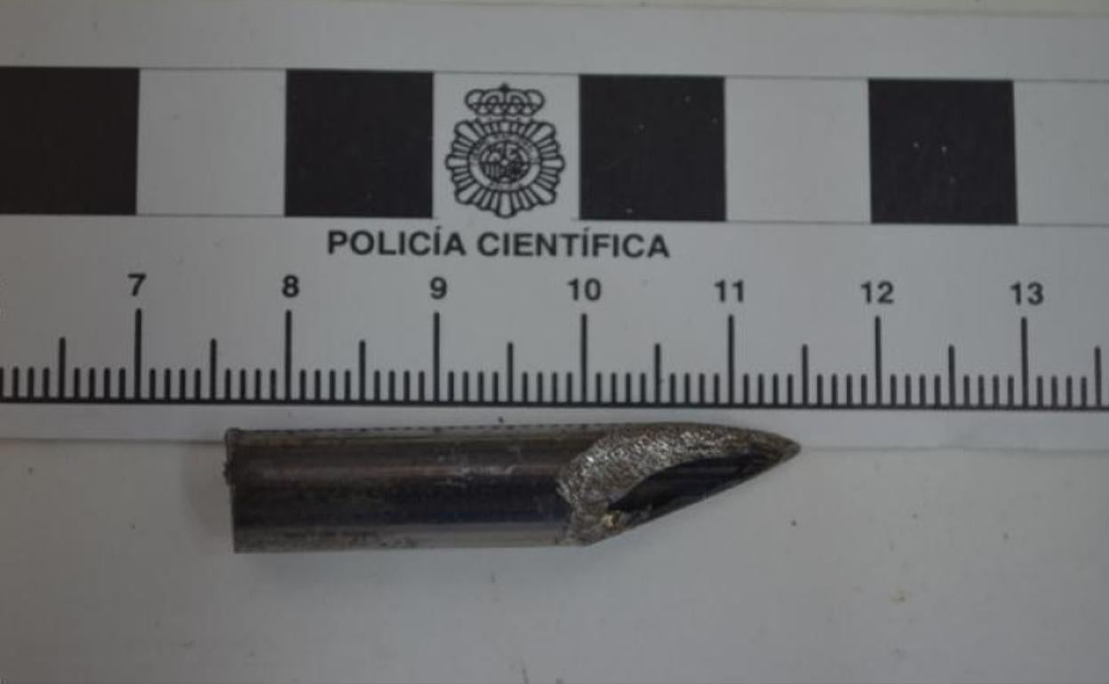 Punzón utilizado por el grupo criminal para pinchar y desinflar la rueda del vehículo de las víctimas. 