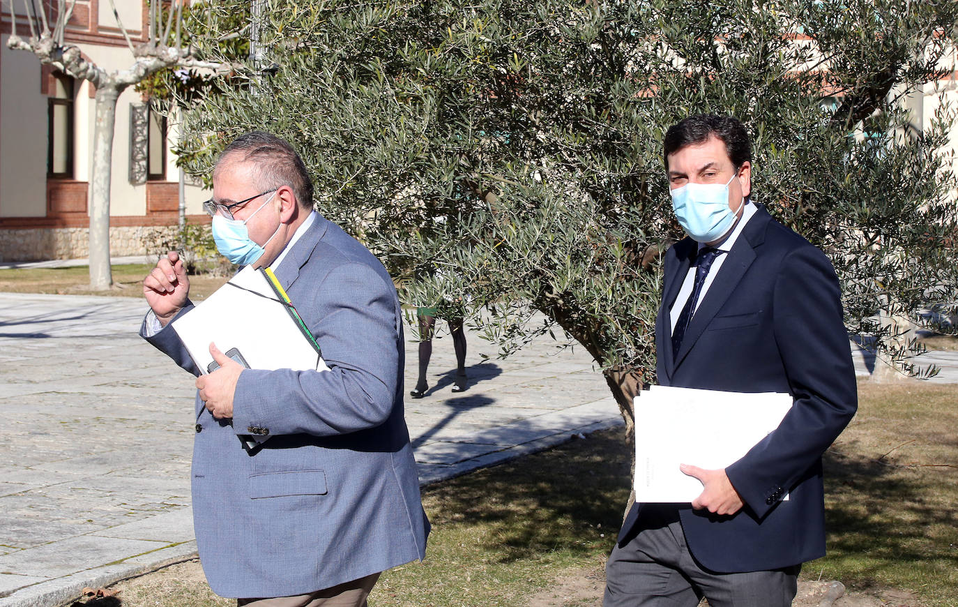 El consejero de Economía y Hacienda y portavoz, Carlos Fernández Carriedo, y el consejero de Sanidad, Alejandro Vázquez, comparecen en rueda de prensa posterior al Consejo de Gobierno.