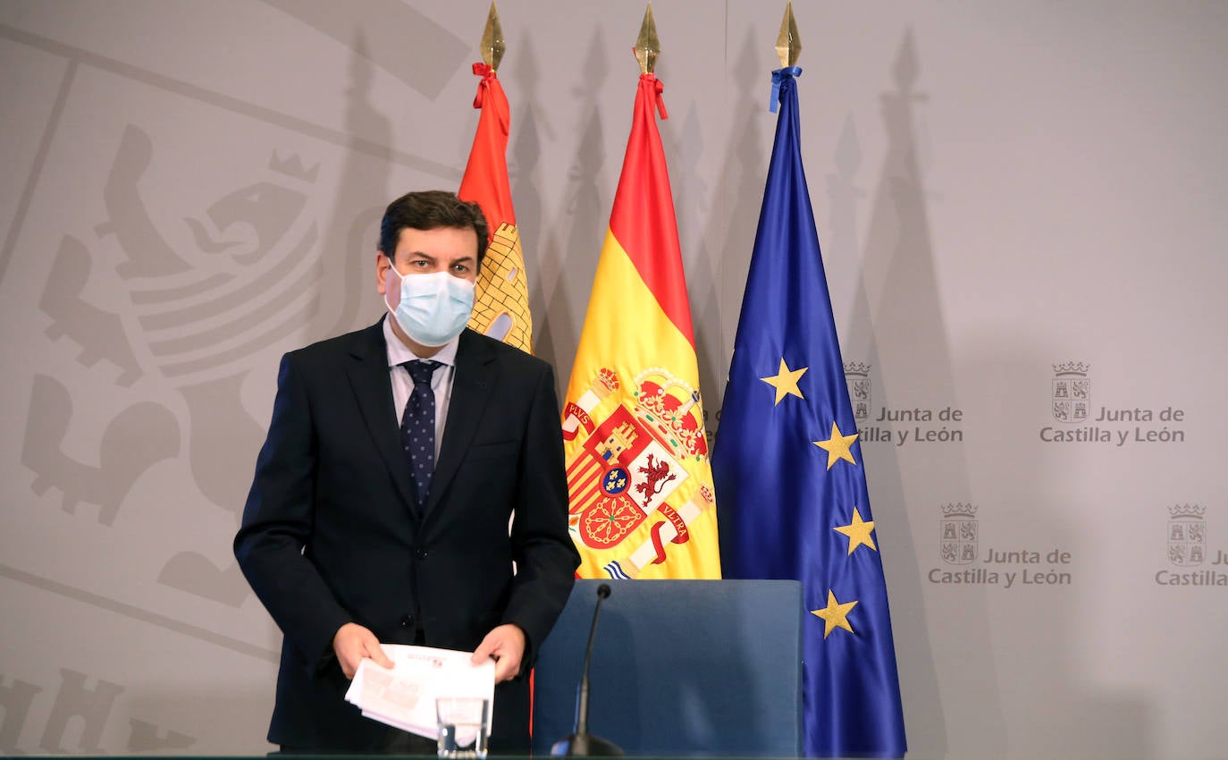 El consejero de Economía y Hacienda y portavoz, Carlos Fernández Carriedo, y el consejero de Sanidad, Alejandro Vázquez, comparecen en rueda de prensa posterior al Consejo de Gobierno.