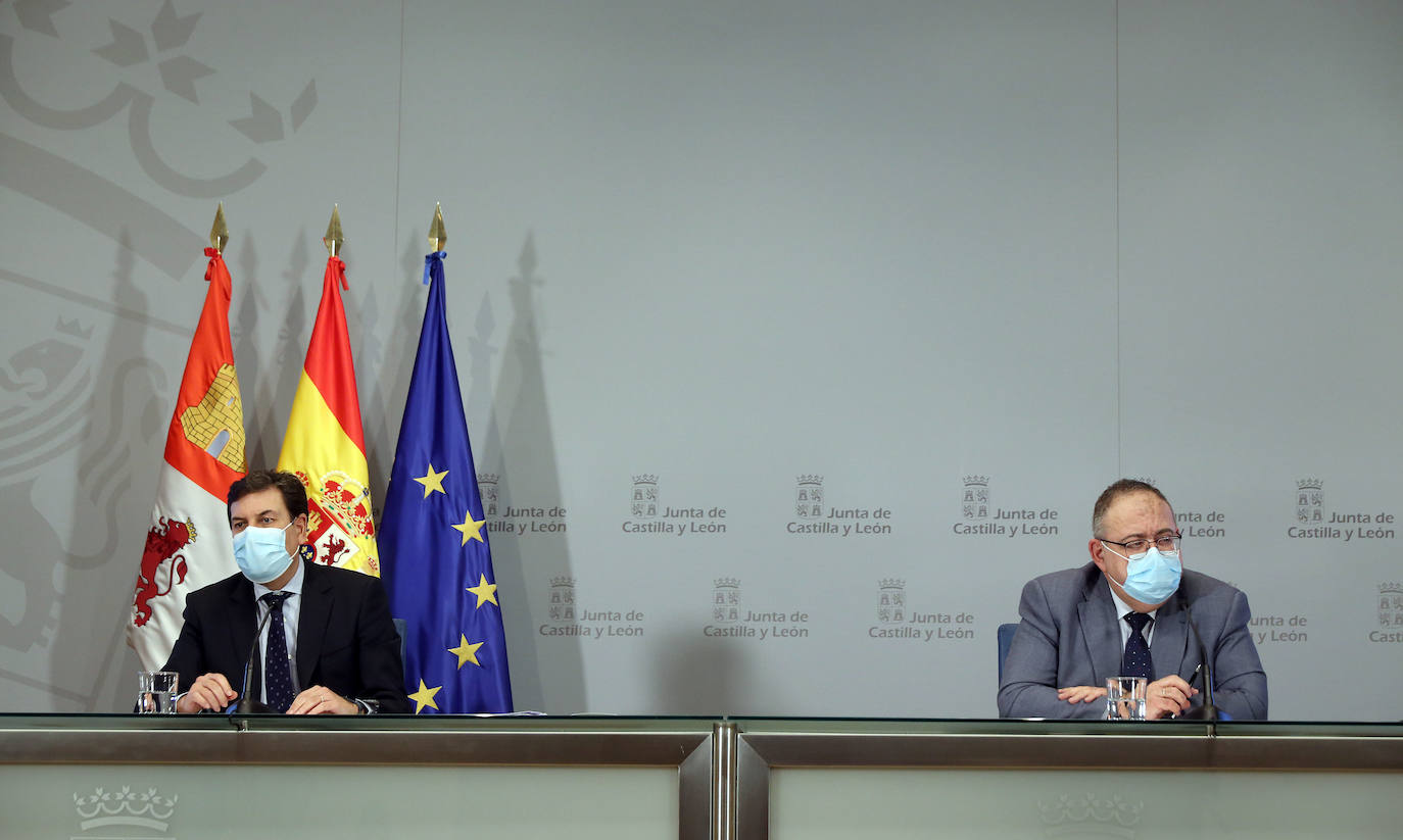 El consejero de Economía y Hacienda y portavoz, Carlos Fernández Carriedo, y el consejero de Sanidad, Alejandro Vázquez, comparecen en rueda de prensa posterior al Consejo de Gobierno.