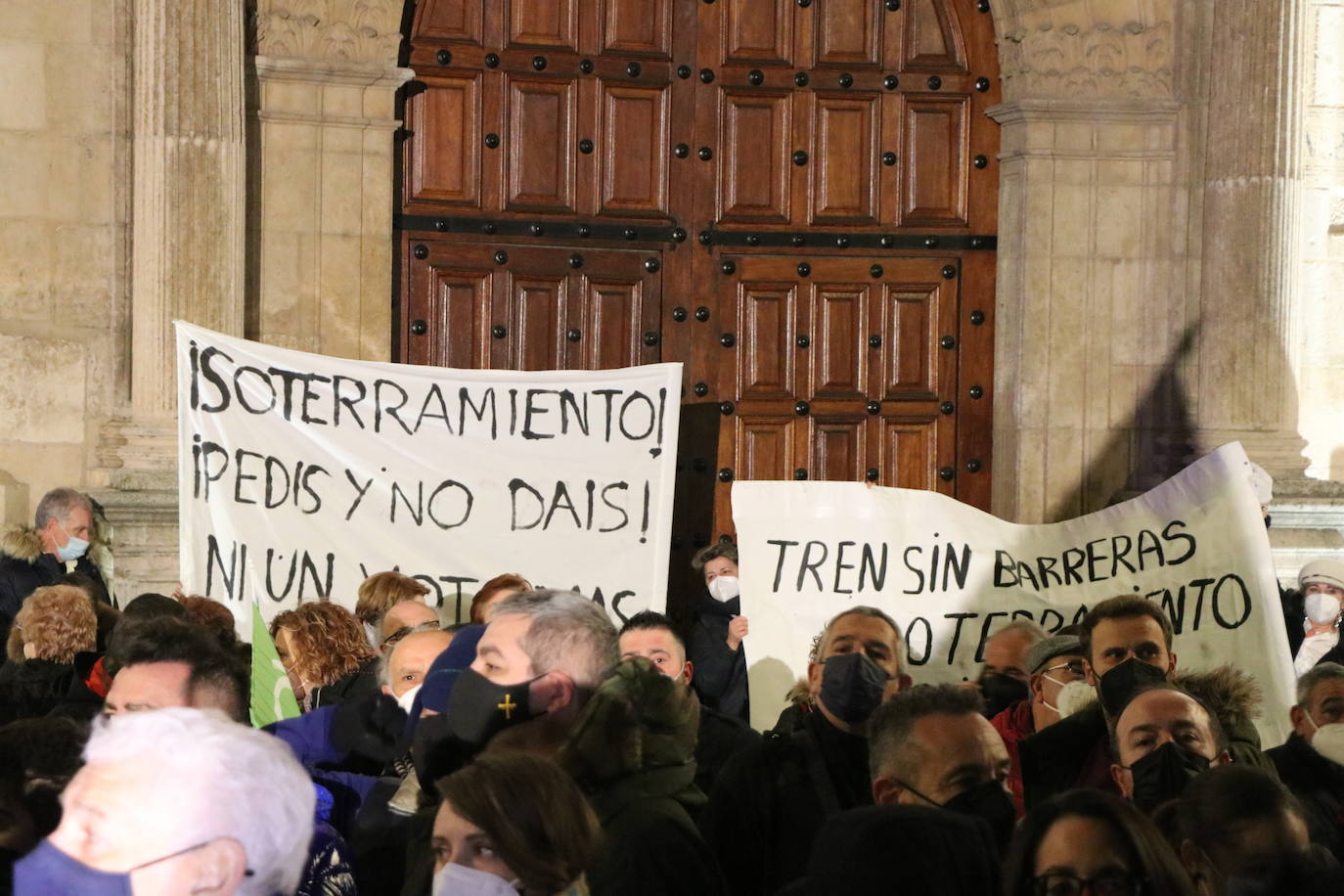 La formación cuenta con su líder, Santiago Abascal, en la presentación de su candidato a la Junta.