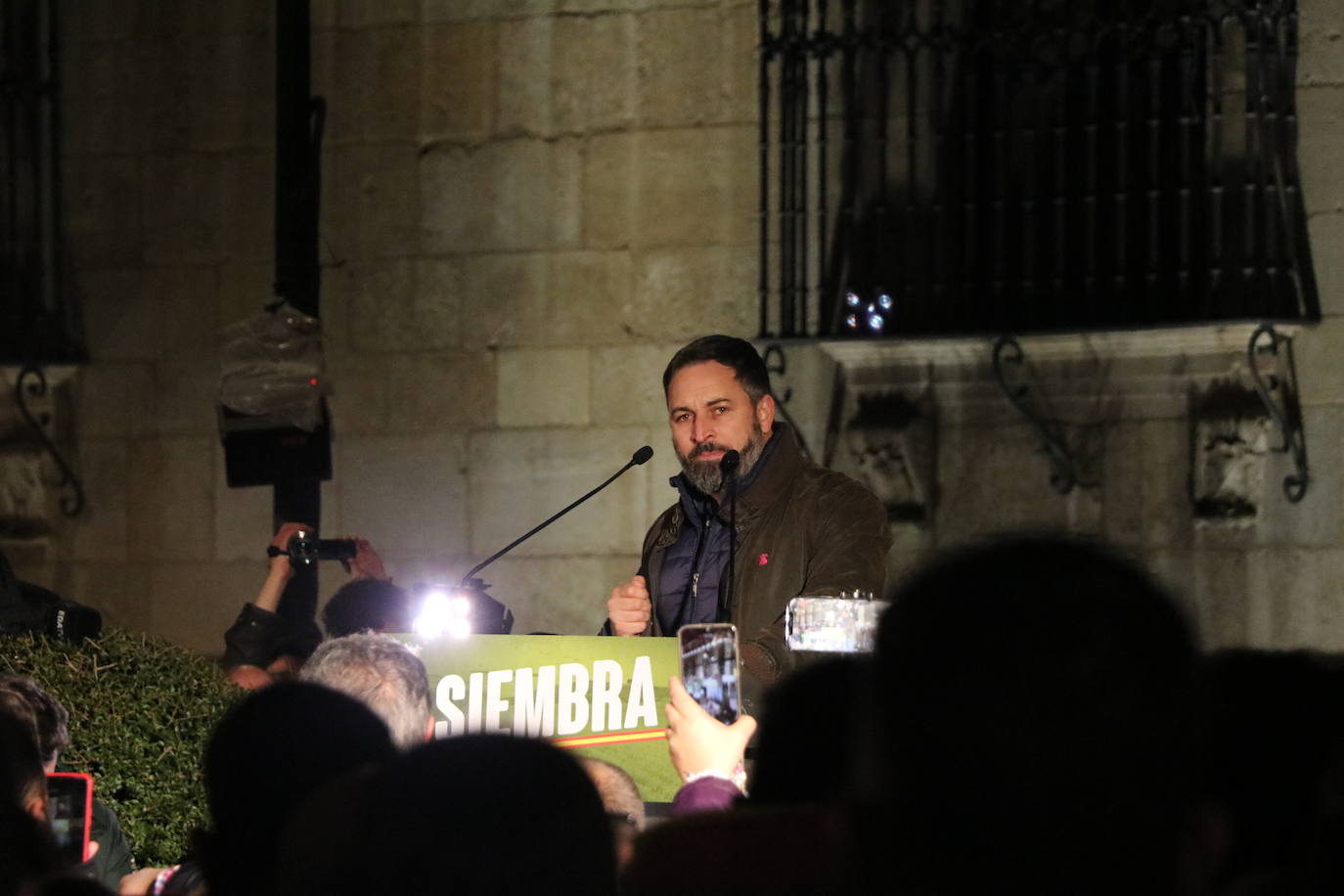 La formación cuenta con su líder, Santiago Abascal, en la presentación de su candidato a la Junta.