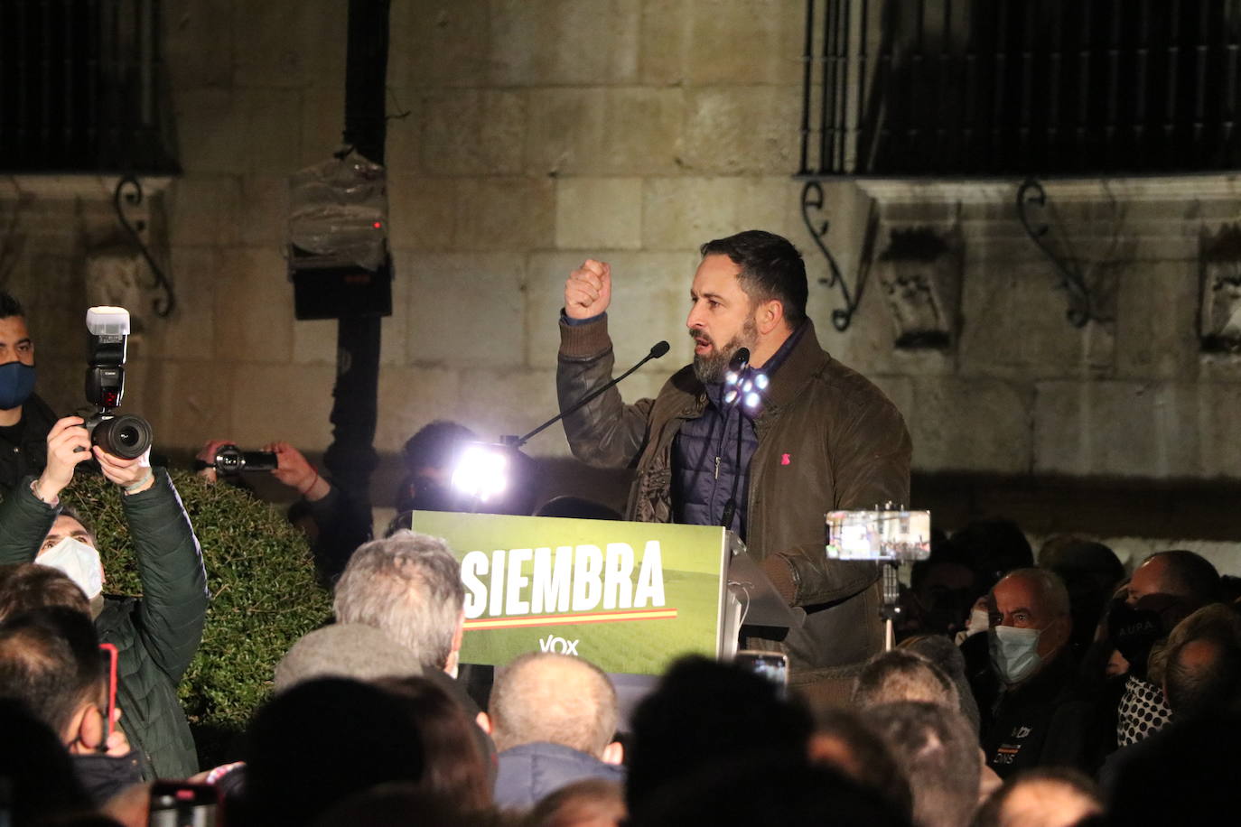 La formación cuenta con su líder, Santiago Abascal, en la presentación de su candidato a la Junta.