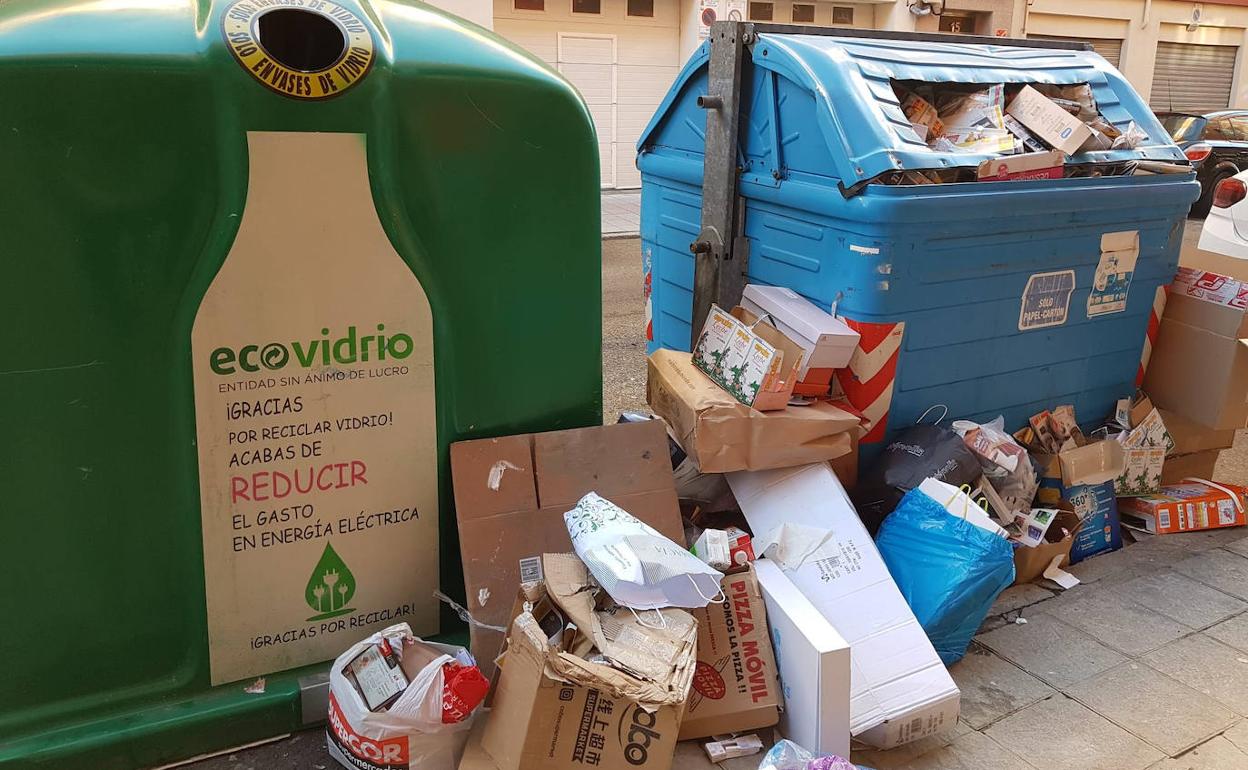 La basura se acumula en el suelo al lado de los contenedores en algunas zonas de la capital leonesa. 