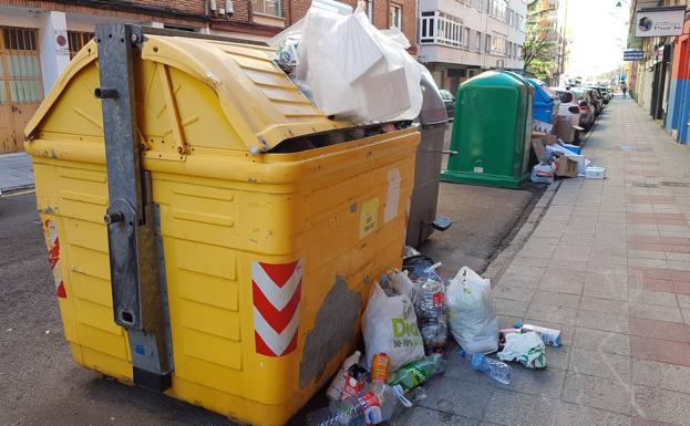 Imagen de la basura por las calle de León,. 