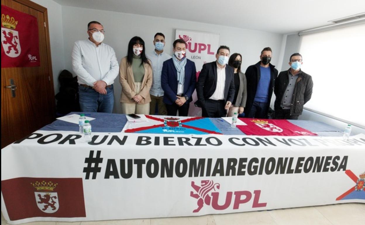 El candidato de UPL a las Cortes, Luis Mariano Santos (C), junto al portavoz de la gestora de UPL-Bierzo y número 3 de la lista, José Ramón García (4I), y los candidatos provinciales, enla presentación de su candidatura