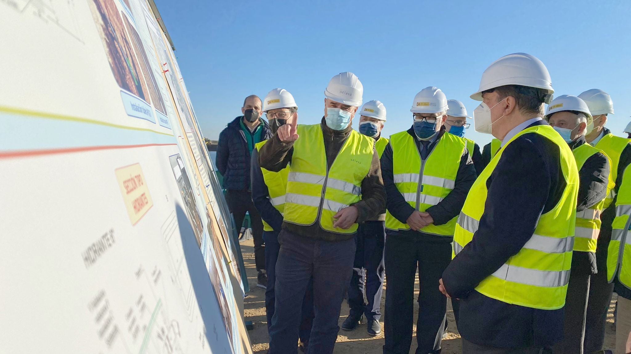 El ministro de Agricultura, Pesca y Alimentación, Luis Planas, ha visitado este jueves las obras y la sede de los regantes del Canal del Páramo Bajo en la localidad leonesa de Zotes del Páramo. 