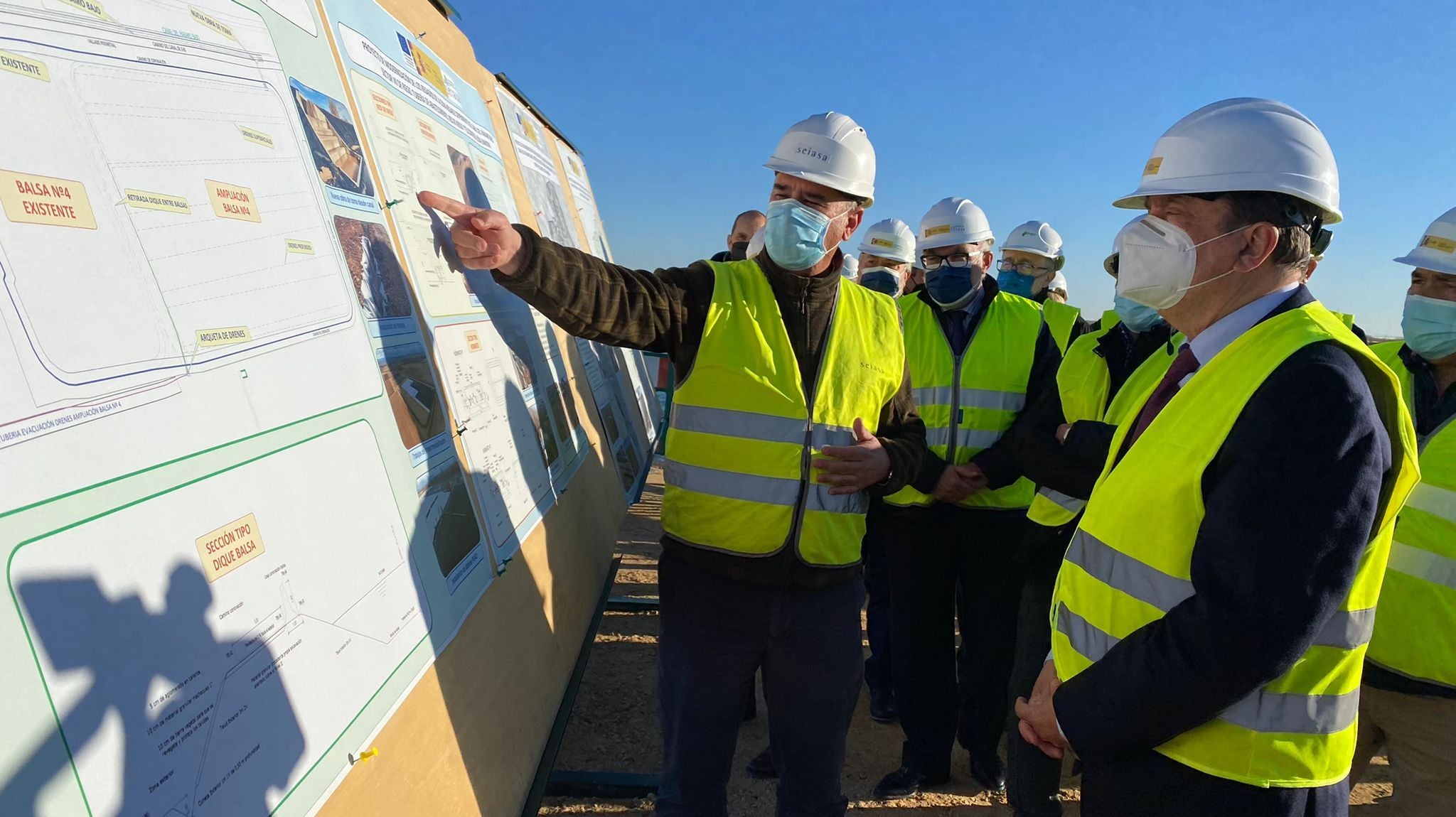 El ministro de Agricultura, Pesca y Alimentación, Luis Planas, ha visitado este jueves las obras y la sede de los regantes del Canal del Páramo Bajo en la localidad leonesa de Zotes del Páramo. 