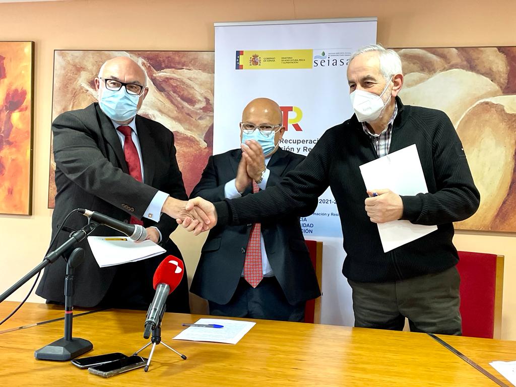 El ministro de Agricultura, Pesca y Alimentación, Luis Planas, ha visitado este jueves las obras y la sede de los regantes del Canal del Páramo Bajo en la localidad leonesa de Zotes del Páramo. 